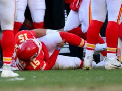 Patrick Mahomes rasga ACL devido a lesões, com esperanças de playoff do Chiefs destruídas O quarterback do Kansas City Chiefs, Patrick Mahomes, segura o joelho após se machucar durante o segundo tempo de um jogo de futebol.