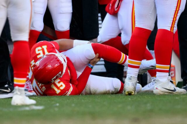 Patrick Mahomes rasga ACL devido a lesões, com esperanças de O quarterback do Kansas City Chiefs, Patrick Mahomes, segura o joelho após se machucar durante o segundo tempo de um jogo de futebol.