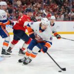 O ala direito do New York Islanders, Max Shabanov (49), move o disco contra o Florida Panthers durante o segundo período.