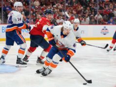 Patrick Roy defende Max Shabanov depois de seu jogo com os Islanders para esquecer O ala direito do New York Islanders, Max Shabanov (49), move o disco contra o Florida Panthers durante o segundo período.