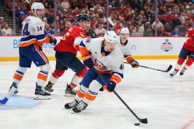 O ala direito do New York Islanders, Max Shabanov (49), move o disco contra o Florida Panthers durante o segundo período.
