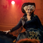 Patti LuPone não tinha ideia de que faria um número musical em ‘Palm Royale’: ‘Eu estava de volta ao palco da Broadway’