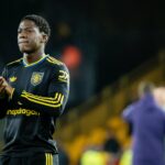 Paul Scholes olhando para o lado.