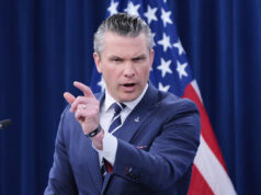 Pelo amor de Pete! Hegseth quer tornar a espiritualidade masculina novamente? Desenho animado de Jack Ohman