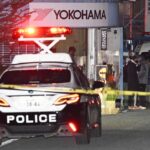 Policiais montam guarda no local de um esfaqueamento na Yokohama Rubber Company em Mishima, a oeste de Tóquio.