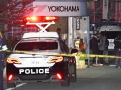 Pelo menos 15 feridos em ataque com faca e produtos químicos em fábrica no Japão Policiais montam guarda no local de um esfaqueamento na Yokohama Rubber Company em Mishima, a oeste de Tóquio.