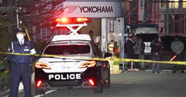 Policiais montam guarda no local de um esfaqueamento na Yokohama Rubber Company em Mishima, a oeste de Tóquio.