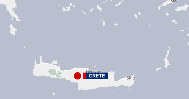 Pelo menos 18 migrantes morrem após barco inflável afundar perto de ilha grega
