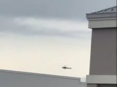 Pelo menos um morto após helicóptero cair do céu após colisão no ar com outro helicóptero Dois helicópteros colidiram no ar e caíram perto de um aeroporto em Nova Jersey, segundo relatos