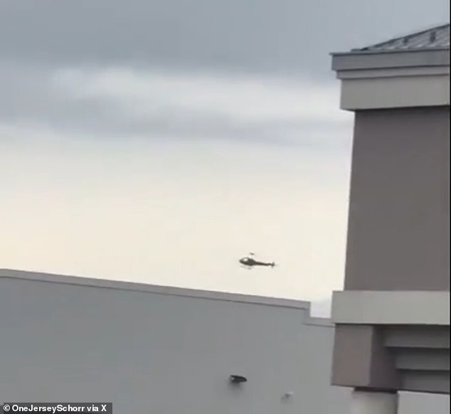 Pelo menos um morto após helicóptero cair do céu após Dois helicópteros colidiram no ar e caíram perto de um aeroporto em Nova Jersey, segundo relatos
