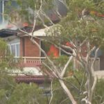 Pelo menos uma casa está em chamas como resultado de um incêndio florestal em Koolewong.