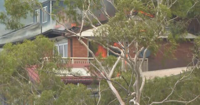 Pelo menos uma casa foi danificada quando o fogo atingiu Pelo menos uma casa está em chamas como resultado de um incêndio florestal em Koolewong.