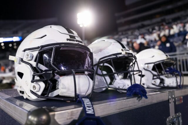Penn State pode arrancar o explosivo Big 12 RB no Penn State Nittany Lions helmet
