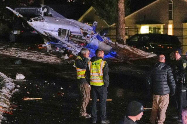 Pequeno avião cai em condomínios de New Hampshire, piloto hospitalizado Os destroços do avião estão em um bairro arborizado com equipes de emergência no local.