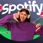 Logotipo do Spotify usando fones de ouvido pretos, cercado por ícones flutuantes de notas musicais verdes em um fundo gradiente.