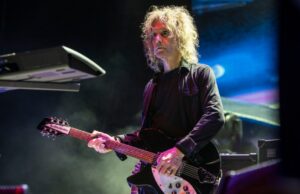 Perry Bamonte, guitarrista e tecladista do Cure, morre aos 65 anos Perry Bamonte, guitarrista e tecladista do Cure, morre aos 65 anos