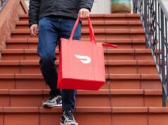 Pesadelo do DoorDash como motorista acusado de borrifar substância em alimentos Pesadelo do DoorDash como motorista acusado de borrifar substância em alimentos