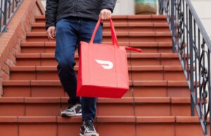 Pesadelo do DoorDash como motorista acusado de borrifar substância em alimentos Pesadelo do DoorDash como motorista acusado de borrifar substância em alimentos