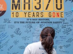 Pesquisas são retomadas para resolver mistério do desaparecimento do voo MH370 da Malaysia Airlines Michelle Gomes, filha de Patrick Gomes, que era o supervisor de voo a bordo do voo MH370 da Malaysia Airlines desaparecido, conforta seu filho Rafael Gomes durante seu quinto evento anual de memória em Kuala Lumpur, Malásia, em 3 de março de 2019. REUTERS/Lai Seng Sin