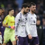 Bruno Fernandes observa durante a partida da Premier League entre Aston Villa e Manchester United no Villa Park em 2025 em Birmingham, Inglaterra.