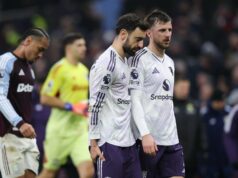 Peter Schmeichel faz a afirmação ‘principal’ de Bruno Fernandes depois de notar algo sobre o ás do Man Utd, ‘eles precisam dele…’ Bruno Fernandes observa durante a partida da Premier League entre Aston Villa e Manchester United no Villa Park em 2025 em Birmingham, Inglaterra.