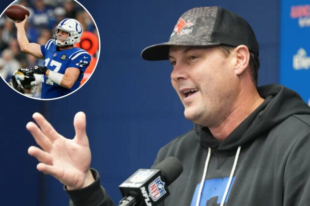 O quarterback do Indianapolis Colts, Philip Rivers, fala durante uma entrevista coletiva após um jogo de futebol americano da NFL contra o Jacksonville Jaguars no domingo, 28 de dezembro de 2025.