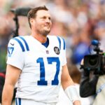 O quarterback do Indianapolis Colts, Philip Rivers, caminha até o vestiário.