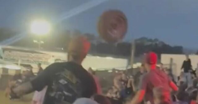 Pneu voador atinge espectador em evento de corrida em Melbourne Pneu voador atinge espectador em evento de corrida em Melbourne