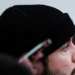 Podcaster Tim Pool revela que atirador em 'um veículo' abriu fogo em sua propriedade