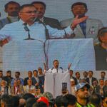 Apoiadores do presidente em exercício do Partido Nacionalista de Bangladesh (BNP), Tarique Rahman, gritam slogans após sua chegada ao Aeroporto Internacional Hazrat Shahjalal em Dhaka, após mais de 17 anos de exílio autoimposto em Londres, quinta-feira, 25 de dezembro de 2025. (AP Photo / Mahmud Hossain Opu)