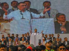Poderá o líder do BNP, Tarique Rahman, unir um Bangladesh dividido à medida que as eleições se aproximam? Apoiadores do presidente em exercício do Partido Nacionalista de Bangladesh (BNP), Tarique Rahman, gritam slogans após sua chegada ao Aeroporto Internacional Hazrat Shahjalal em Dhaka, após mais de 17 anos de exílio autoimposto em Londres, quinta-feira, 25 de dezembro de 2025. (AP Photo / Mahmud Hossain Opu)