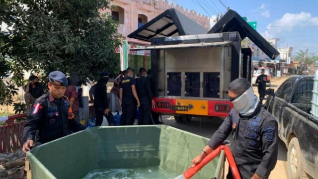 Polícia Nacional implanta 13 Randurlap e 8 unidades de tratamento Polícia Nacional implanta 13 Randurlap e 8 unidades de tratamento de água para vítimas de desastres em Sumatra