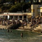 Os moradores de Sydney se refrescam em Cronulla Beach, Sydney, sexta-feira, 5 de dezembro de 2025. Uma forte onda de calor fará com que as temperaturas subam acima de 40 graus em Sydney a partir de sexta-feira, ameaçando os jogos esportivos de fim de semana e provocando uma reabertura antecipada da praia de Penriths Pondi, já que a proibição total de incêndios é declarada em partes do estado. Foto: Sam Mooy / The Sydney Morning Herald