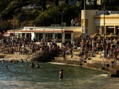 Polícia alerta sobre tolerância zero ao plano do ‘dia da agressão’ em Cronulla, em Sydney Os moradores de Sydney se refrescam em Cronulla Beach, Sydney, sexta-feira, 5 de dezembro de 2025. Uma forte onda de calor fará com que as temperaturas subam acima de 40 graus em Sydney a partir de sexta-feira, ameaçando os jogos esportivos de fim de semana e provocando uma reabertura antecipada da praia de Penriths Pondi, já que a proibição total de incêndios é declarada em partes do estado. Foto: Sam Mooy / The Sydney Morning Herald