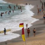 Banhistas nas águas de Bondi Beach, em Sydney, Austrália, em 22 de outubro de 2025.