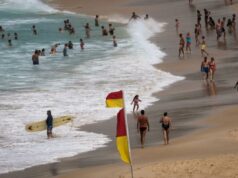 Polícia australiana responde após relatos de tiros na praia de Bondi Banhistas nas águas de Bondi Beach, em Sydney, Austrália, em 22 de outubro de 2025.
