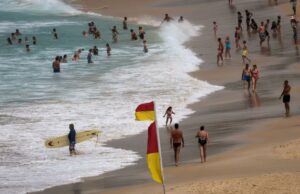 Polícia australiana responde após relatos de tiros na praia de Bondi Banhistas nas águas de Bondi Beach, em Sydney, Austrália, em 22 de outubro de 2025.