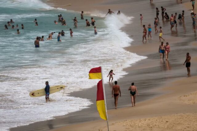 Polícia australiana responde após relatos de tiros na praia de Banhistas nas águas de Bondi Beach, em Sydney, Austrália, em 22 de outubro de 2025.