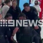 A polícia prendeu um homem de 21 anos no shopping Westfield Mt Druitt esta tarde.
