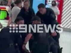 Polícia caça homem armado uma hora antes da prisão em shopping center de Sydney A polícia prendeu um homem de 21 anos no shopping Westfield Mt Druitt esta tarde.