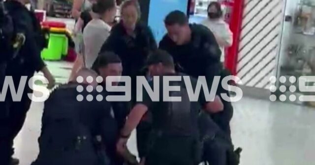 A polícia prendeu um homem de 21 anos no shopping Westfield Mt Druitt esta tarde.