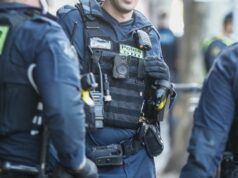 Polícia carregará armas semiautomáticas para o teste do Boxing Day em Melbourne A Polícia de Victoria insiste que a medida de fazer com que alguns policiais carreguem armas semiautomáticas de longo alcance no teste do Boxing Day entre a Austrália e a Inglaterra é simplesmente uma medida de precaução, e não em resposta a uma nova ameaça potencial.