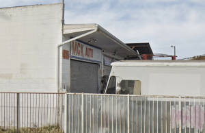 Polícia de San Diego invade sites de jogos de azar e apreende dinheiro de drogas em caça-níqueis ilegais A polícia de San Diego apreende 62 caça-níqueis, drogas e dinheiro em apreensões de jogos ilegais. Exterior de uma pequena oficina de automóveis com portão de segurança de metal e uma placa dizendo “MGK Auto”, com um caminhão branco estacionado na frente, ilustrando o local conectado a uma apreensão de jogos ilegais da polícia de San Diego, onde máquinas caça-níqueis, drogas e dinheiro foram apreendidos.