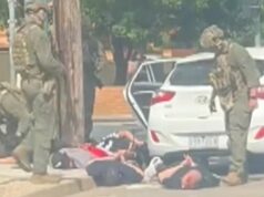 Polícia fortemente armada faz várias prisões na rua de Sydney Vários homens foram vistos algemados.