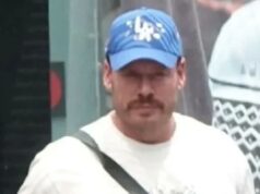 Polícia mexicana apreende US$ 40 milhões em motocicletas de luxo amarradas a Ryan Wedding, ex-snowboarder olímpico que se tornou chefão do tráfico global Ryan Wedding, homem de bigode e chapéu azul, procurado por tráfico de drogas, em foto de vigilância.