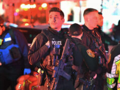 Polícia procura suspeito ‘vestido de preto’ depois de pelo menos 2 mortos em tiroteio na Universidade de Brown Polícia procura suspeito 'vestido de preto' depois de pelo menos 2 mortos em tiroteio na Universidade de Brown