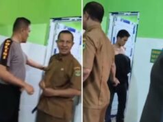 Polícia viral invade dois homens cometendo imoralidade no banheiro da mesquita de Padang, com status de professor e aluno Polícia viral invade dois homens cometendo imoralidade no banheiro da mesquita de Padang, com status de professor e aluno