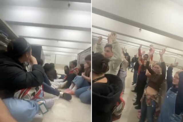 Policiais resgatam estudantes petrificados de Brown que se escondiam do Estudantes Brown se escondendo de um atirador em uma biblioteca universitária.