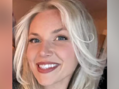 Policial ‘twerking’ demitido por apalpar colegas em festa Uma mulher com óculos escuros e longos cabelos loiros olha para a câmera. Ela está com um vestido laranja queimado e segura uma taça de vinho branco. É um tiro na cabeça e nos ombros.