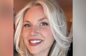 Policial ‘twerking’ demitido por apalpar colegas em festa Uma mulher com óculos escuros e longos cabelos loiros olha para a câmera. Ela está com um vestido laranja queimado e segura uma taça de vinho branco. É um tiro na cabeça e nos ombros.